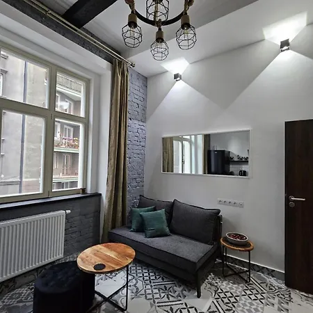 Urbanhideoutvary Apartamento